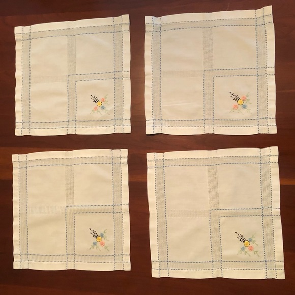 Vintage table topper & (4) matching hand-stitched floral linen napkins - Picture 11 of 12